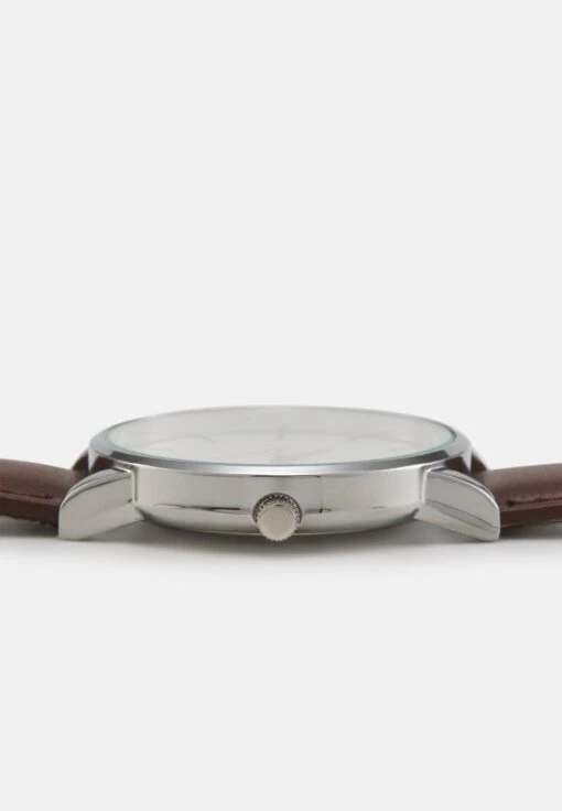 Pier One Horloge - Brown/Silvercoloured -Pier One 2f22213ddd0d452bbddc81c935b1aa5f scaled