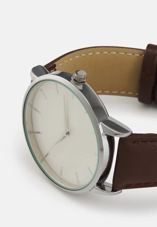 Pier One Horloge - Brown/Silvercoloured -Pier One 8d219c56f0834fbdb3eb2636f480c050 scaled